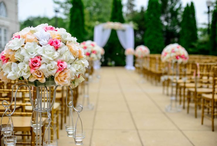 両側にいずが並んでいて、花束のブーケが添えられている結婚式場